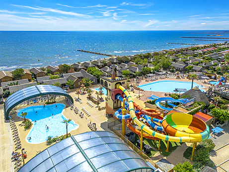 Parc aquatique, toboggans, piscines, vue aérienne CAPFUN Boucanet LE GRAU DU ROI. Parc aquatique, toboggans, piscines, vue aérienne CAPFUN Boucanet LE GRAU DU ROI.