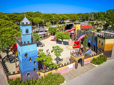 Aire de jeux géante en forme de château avec toboggans au camping CAPFUN Boucanet à LE GRAU DU ROI (30) Aire de jeux géante en forme de château avec toboggans au camping CAPFUN Boucanet à LE GRAU DU ROI (30)