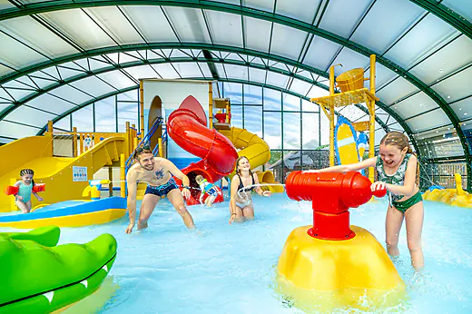 Piscine couverte, toboggans et jeux d'eau au CAPFUN Boucanet (30). Piscine couverte, toboggans et jeux d'eau au CAPFUN Boucanet (30).