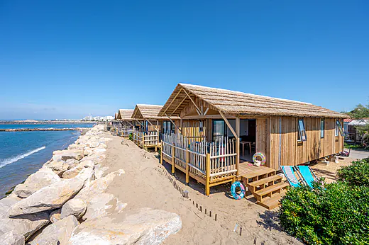 Mobil-homes en bois avec toits de chaume sur la plage au camping CAPFUN Boucanet à LE GRAU DU ROI. Mobil-homes en bois avec toits de chaume sur la plage au camping CAPFUN Boucanet à LE GRAU DU ROI.
