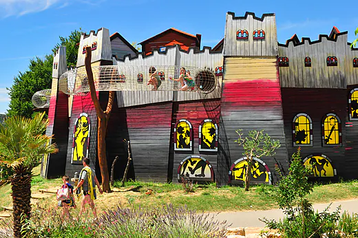 Aire de jeux château, tunnel filet pour enfants au camping CAPFUN Carpe Diem (84). Aire de jeux château, tunnel filet pour enfants au camping CAPFUN Carpe Diem (84).