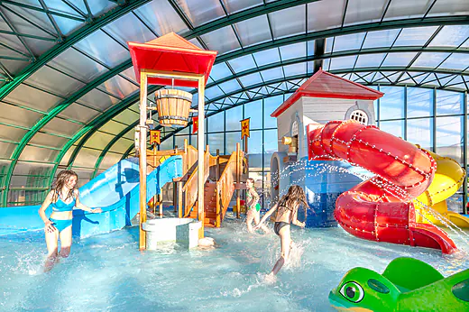 Piscine couverte, toboggans et jeux au CAPFUN Carpe Diem à VAISON LA ROMAINE. Piscine couverte, toboggans et jeux au CAPFUN Carpe Diem à VAISON LA ROMAINE.