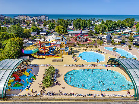 Piscines extérieures, parc aquatique et toboggans au camping CAPFUN Donjon de Lars. Piscines extérieures, parc aquatique et toboggans au camping CAPFUN Donjon de Lars.
