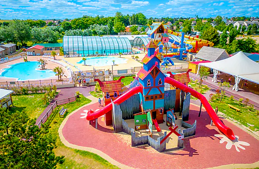 Complexe aquatique et aire de jeux au camping CAPFUN Donjon de Lars à Courseulles-sur-Mer (14). Complexe aquatique et aire de jeux au camping CAPFUN Donjon de Lars à Courseulles-sur-Mer (14).