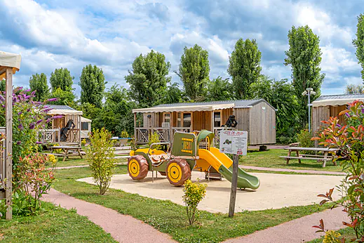 Jeux enfants, toboggan tracteur, Mobil-homes au camping CAPFUN Donjon de Lars. Jeux enfants, toboggan tracteur, Mobil-homes au camping CAPFUN Donjon de Lars.