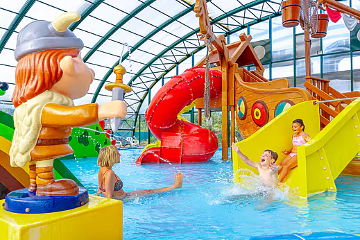 Jeux aquatiques, piscine couverte au camping CAPFUN Donjon de Lars à Courseulles-sur-Mer (14). Jeux aquatiques, piscine couverte au camping CAPFUN Donjon de Lars à Courseulles-sur-Mer (14).