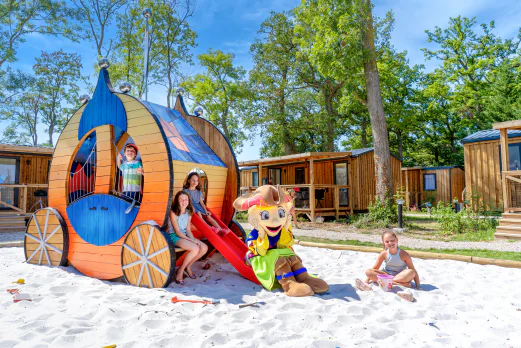 Aire de jeux carrosse, enfants et mascotte au camping CAPFUN Grenouillère à Suèvres (41). Aire de jeux carrosse, enfants et mascotte au camping CAPFUN Grenouillère à Suèvres (41).