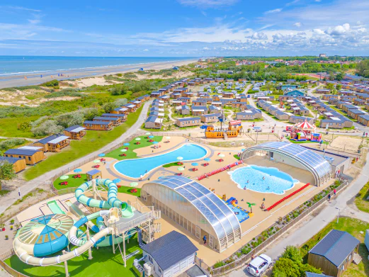 Vue aérienne parc aquatique, toboggans, Mobil-homes au camping VAGUES OCEANES Licorne (59). Vue aérienne parc aquatique, toboggans, Mobil-homes au camping VAGUES OCEANES Licorne (59).