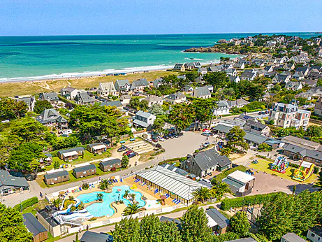 Piscine, toboggans, plage au camping CLICOCHIC Longchamp à Saint Lunaire (35). Piscine, toboggans, plage au camping CLICOCHIC Longchamp à Saint Lunaire (35).