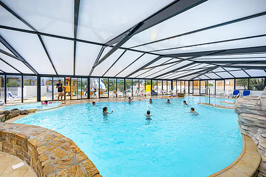 Piscine couverte avec jacuzzi et baigneurs au camping CLICOCHIC Longchamp à Saint Lunaire (35). Piscine couverte avec jacuzzi et baigneurs au camping CLICOCHIC Longchamp à Saint Lunaire (35).