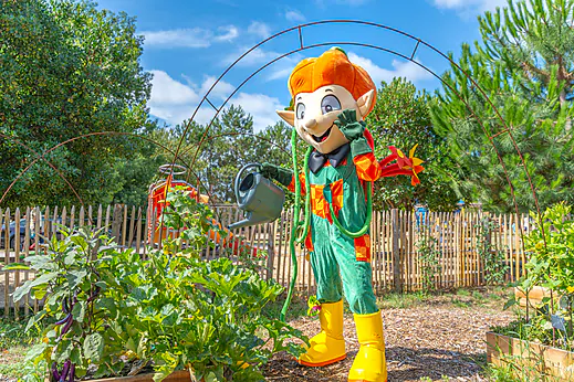 Mascotte joyeuse arrosant un jardin potager au camping CLICOCHIC Longchamp à Saint Lunaire. Mascotte joyeuse arrosant un jardin potager au camping CLICOCHIC Longchamp à Saint Lunaire.